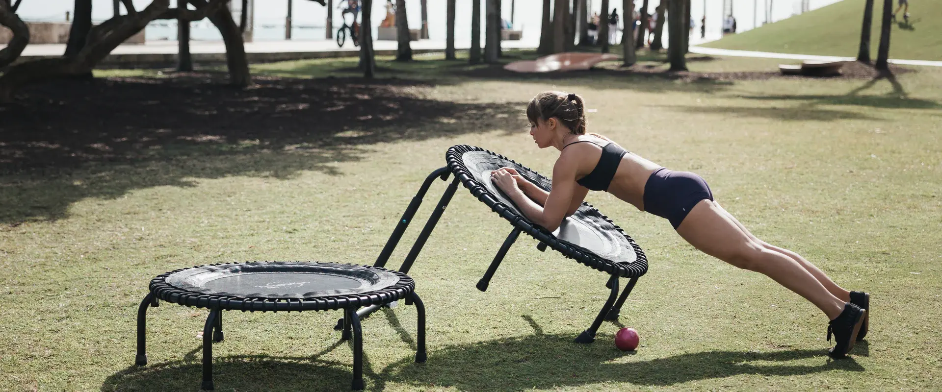 Training met JumpSport-accessoires in een buitenomgeving.